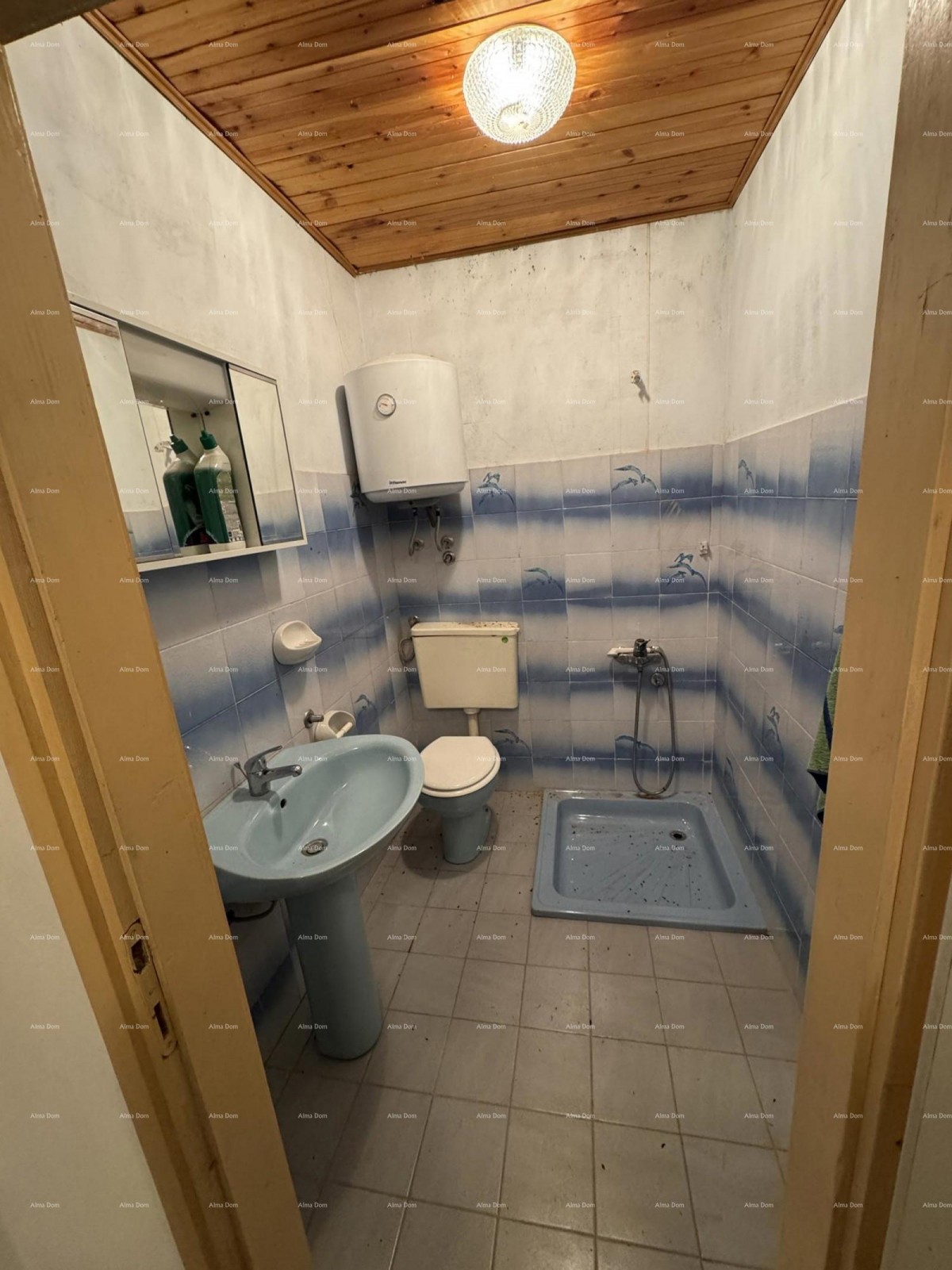 Prodaja- kamena istarska kuća s građevinskim zemljištem, u manjem mjestu, blizina Buzeta! 9