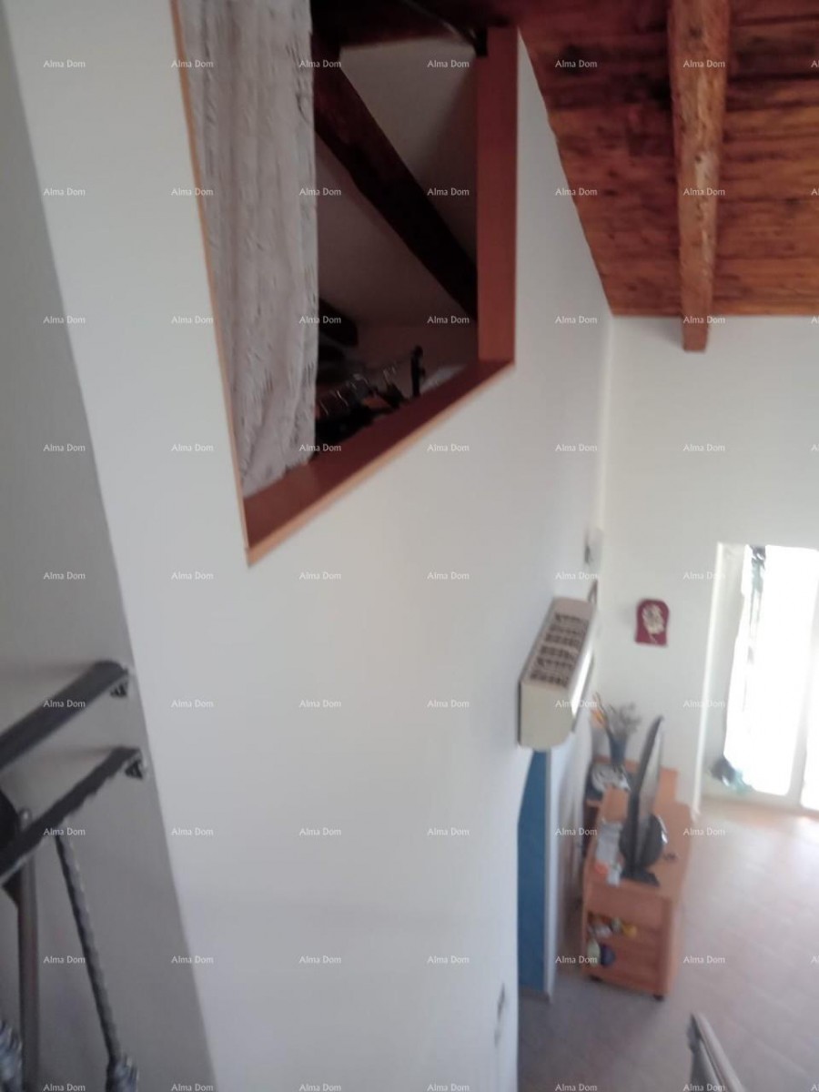 Proximity to the city of Umag. Duplex house for sale, 123.65 m² right on the seafront, 10 meters from the sea. 12