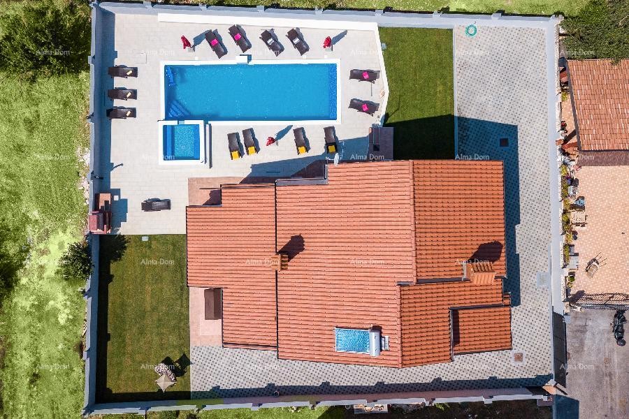 Valdebek. Detached house with a pool and jacuzzi! Close to the center of the city of Pula. 1