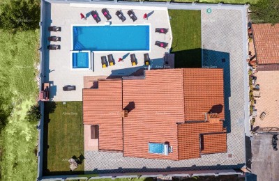 Valdebek. Detached house with a pool and jacuzzi! Close to the center of the city of Pula.