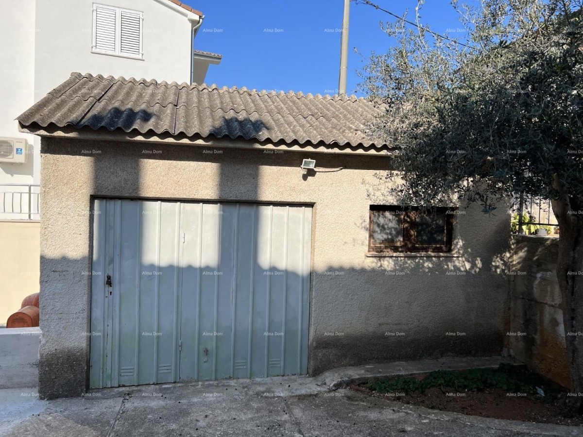 Vendiamo una casa ad uso commerciale e residenziale nel centro di Medulina. 19