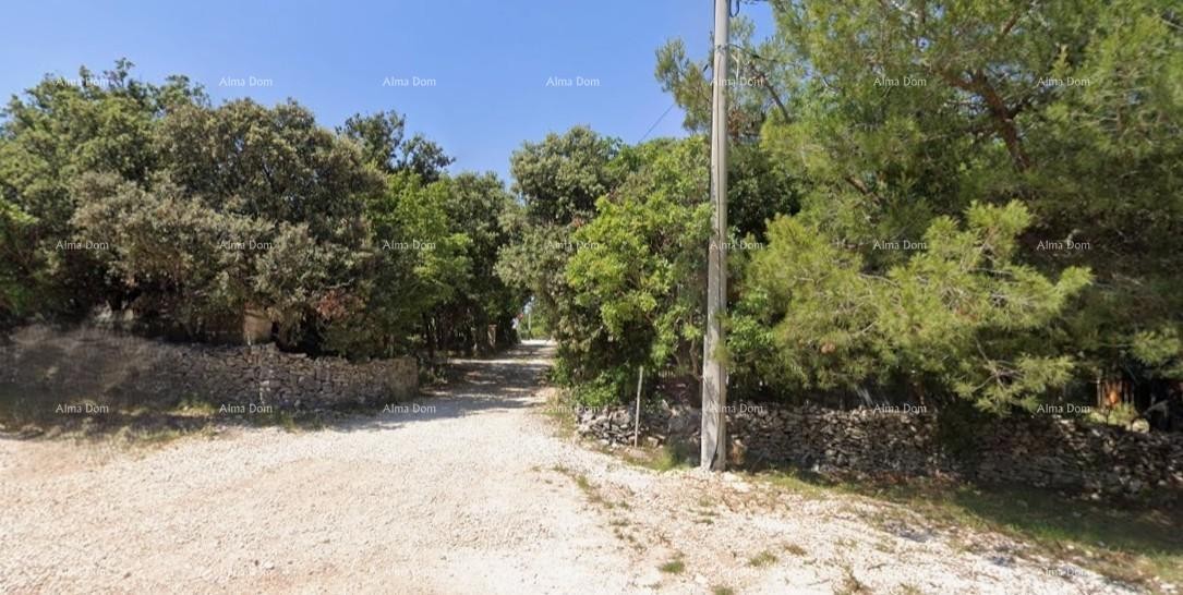 Vendiamo un terreno di 517 m2 con un edificio legalizzato, vicino a Duga Uvala. 1