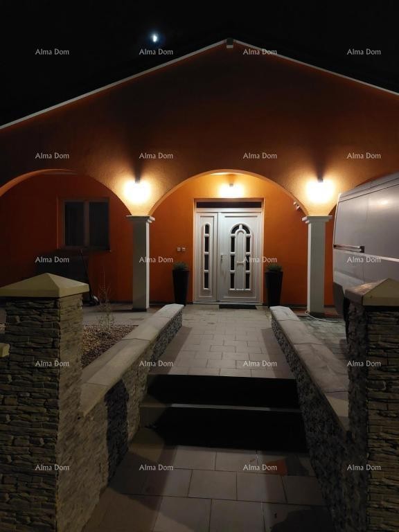 Дом с прекрасным видом на горы, террасой, садом, барбекю и частной парковкой. 26