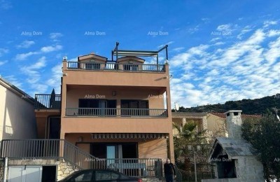 Prodaja - Prvi red do morja! Moderna, prostorna hiša s 4 ločenimi stanovanji, garažo in pomolom, Rogoznica.