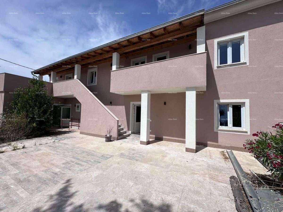 Prodaja fantastične hiše s tremi stanovi v Medulinu! 1