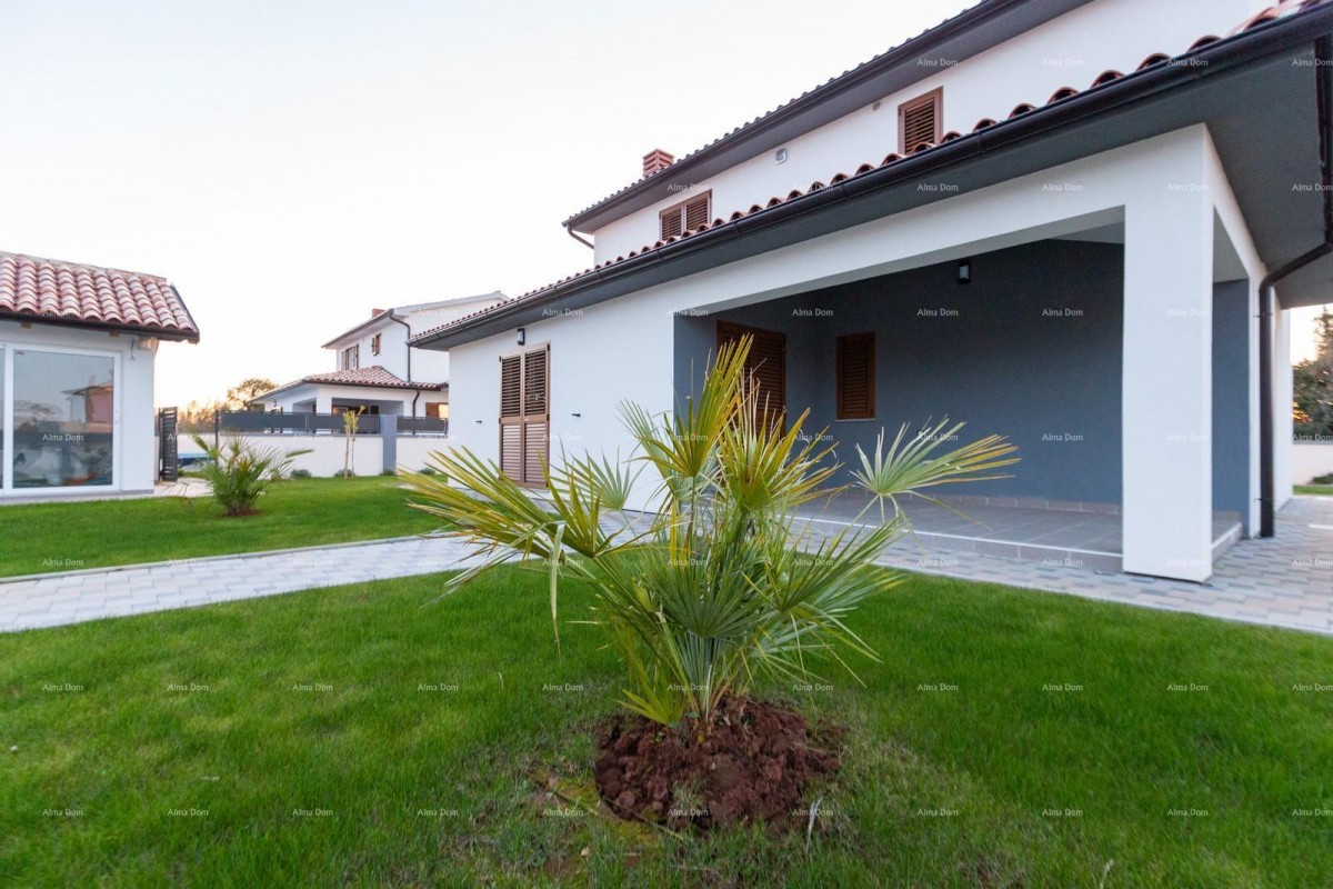 Detached house in Pula.  8 km.   Šikići. 11