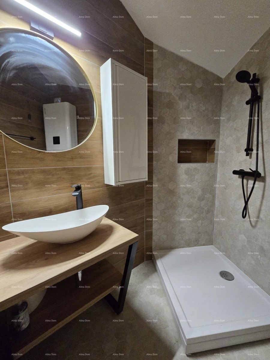 Spazioso appartamento con 6 camere a Pola, vicino al centro e al mare, con moderni comfort e sicurezza. 10