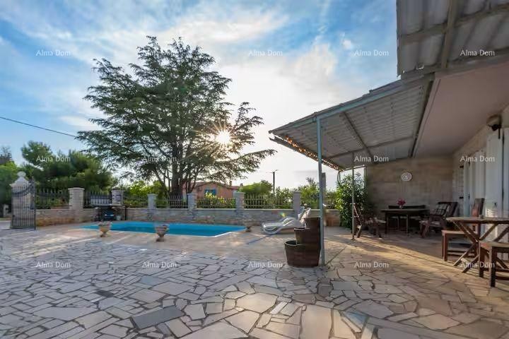 Отличная возможность! Продажа - привлекательный дом с бассейном и ухоженным участком, Банйоле! 3