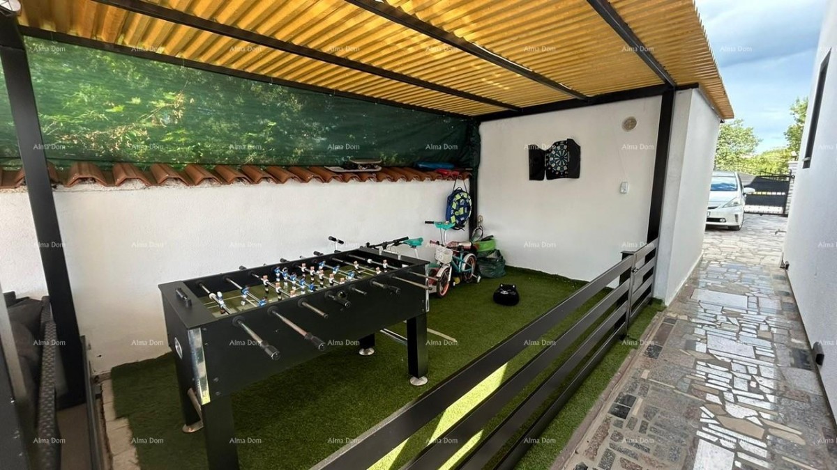 Pula Veli vrh. We are selling a house with multiple apartments and a swimming pool. 48