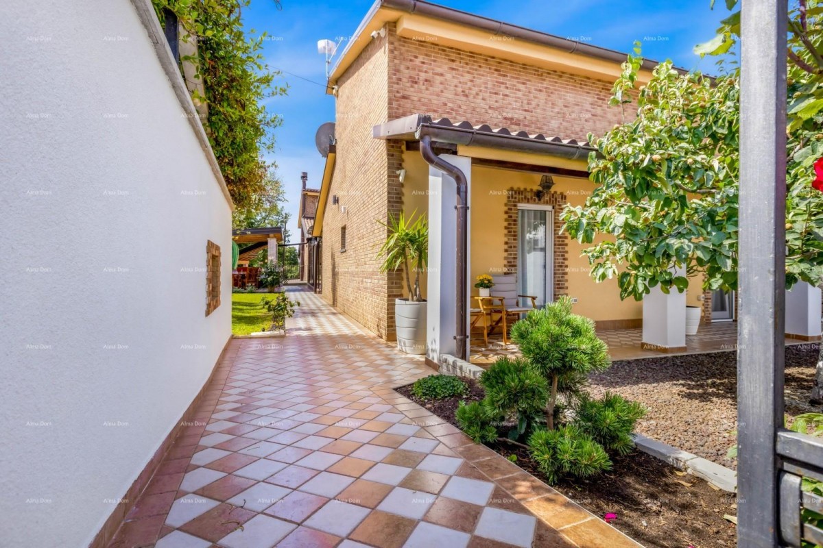 Vendita di due case collegate a Pomer 3