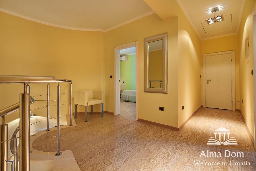 Первая линия - Элитная вилла с бассейном и гаражом в уникальном месте! 14