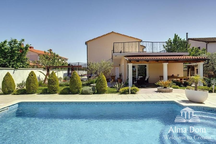 Detached house situated in Medulin. 2