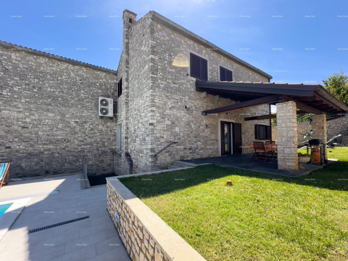 Bellissima casa con piscina a Pola, ideale per famiglie o investimento. 11