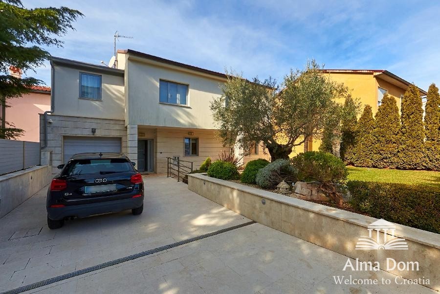 Первая линия - Элитная вилла с бассейном и гаражом в уникальном месте! 1