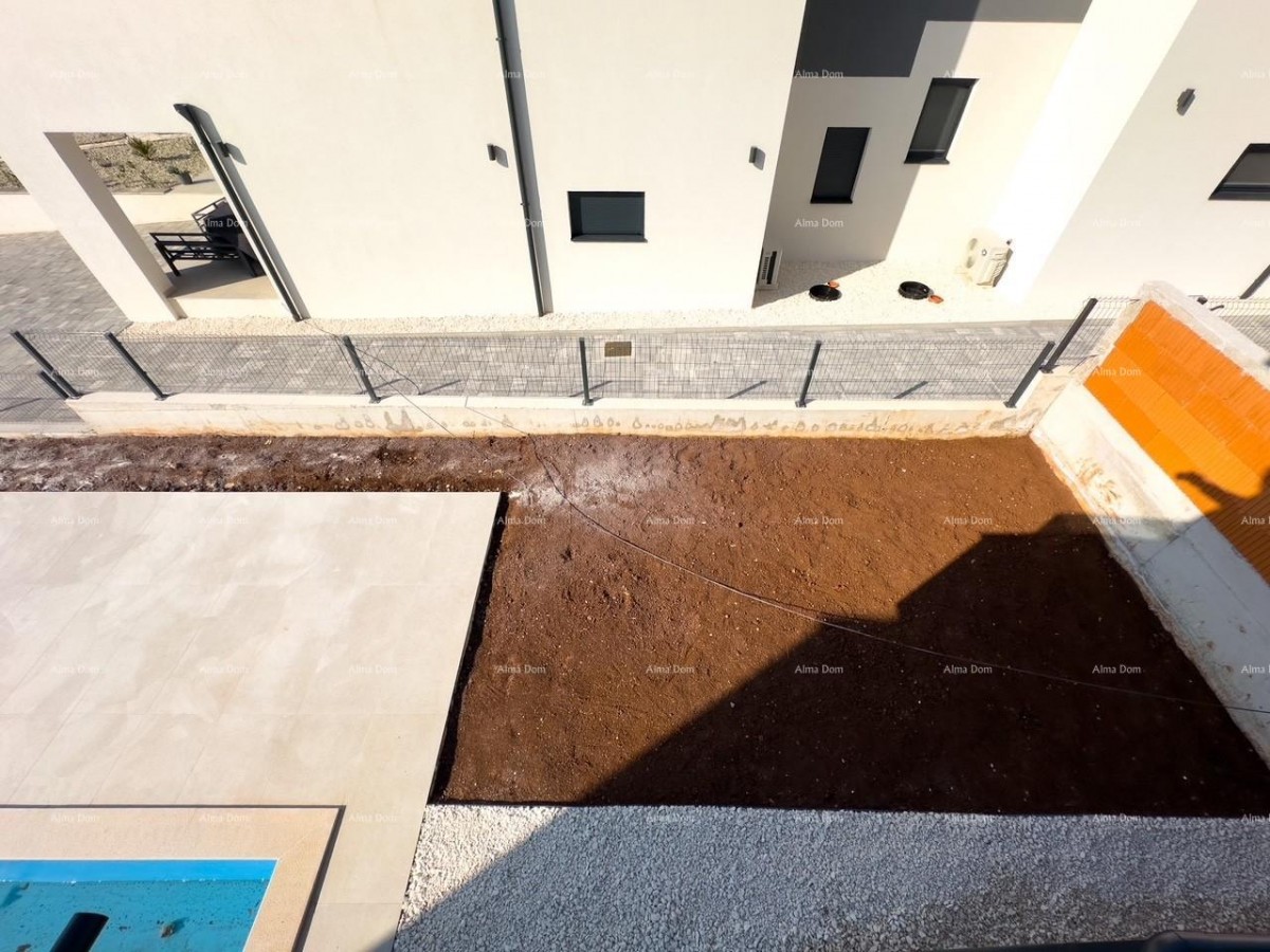 1 km do centra Medulina. Prodaja nove hiše s bazenom na odlični lokaciji, blizu morja! 24