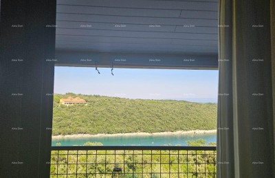 Prvi red do mora! Renoviran stan u Dugoj uvali!