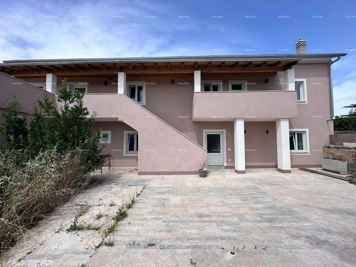 Prodaja fantastične hiše s tremi stanovi v Medulinu! 3