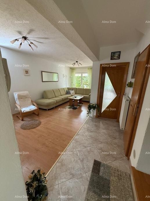 In vendita una casa bifamiliare a Poreč, a 2 km dal mare. 15