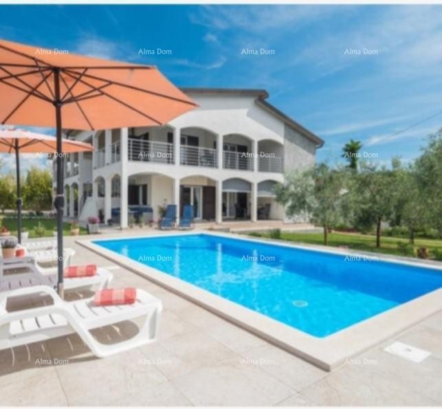 Poreč, Detached House with Pool and 5 Residential Units 2