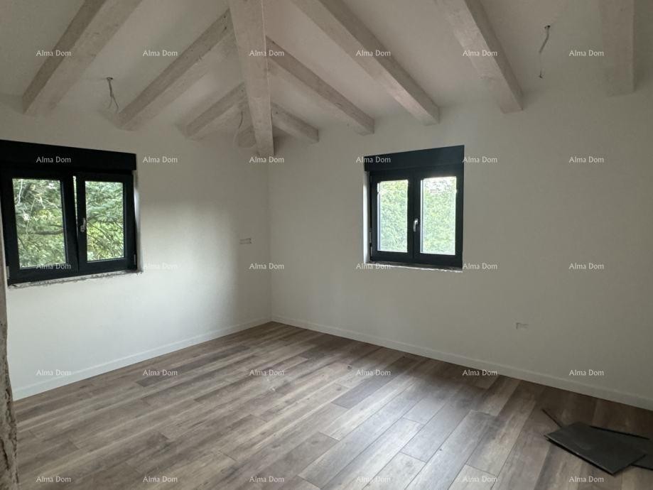 La bellissima proprietà in vendita è circondata da foreste e vigneti, con vista su Gračišće e Učka! 7