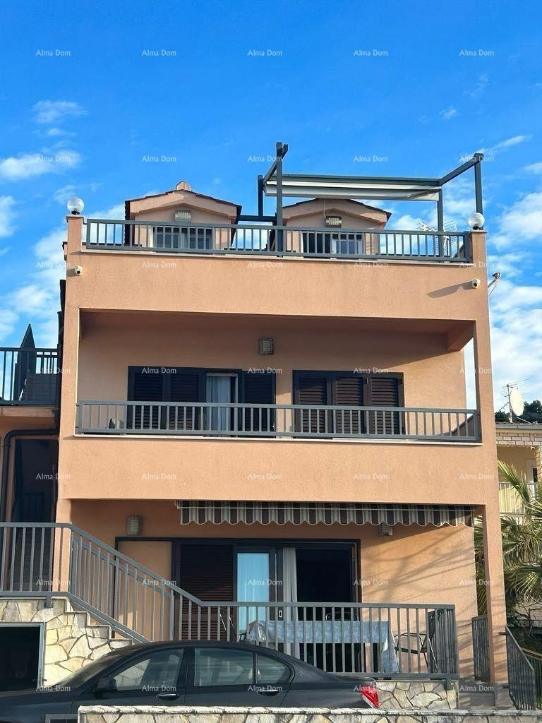 Prodaja - Prvi red do morja! Moderna, prostorna hiša s 4 ločenimi stanovanji, garažo in pomolom, Rogoznica. 2