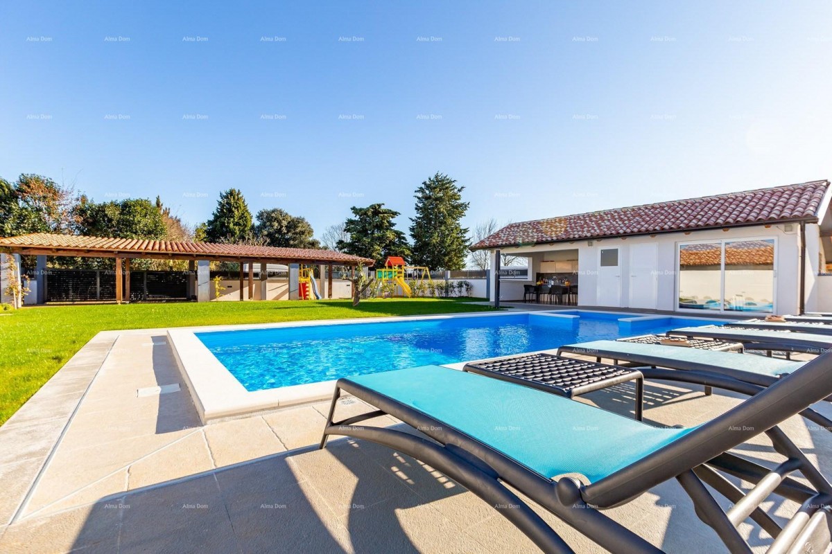 Detached house in Pula.  8 km.   Šikići. 10