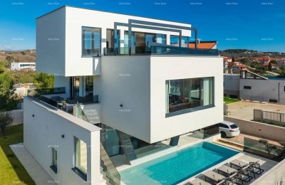 Prodamo čudovito vilo s pogledom na morje!