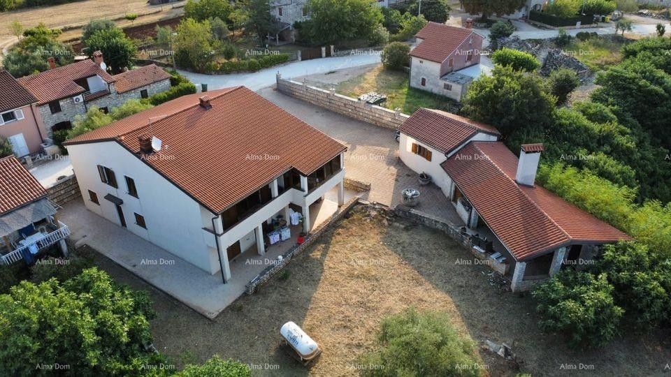 House 420m2 with three apartments for sale, Umag 2