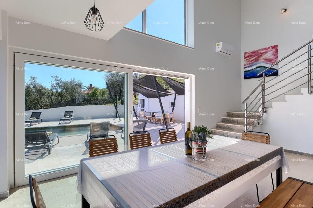 Moderna villa con piscina riscaldata e vista mare 10