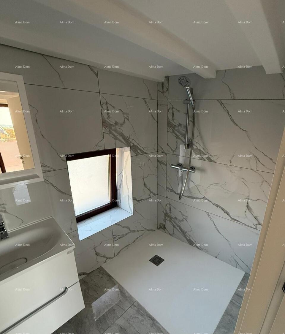 ПОРЕЧ, Реновированный каменный дом с видом на море 26