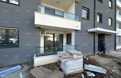 PULA VERUDA. New residential building, apartment 82.50 m2. A few minutes' easy walk to the beach at Mornar.