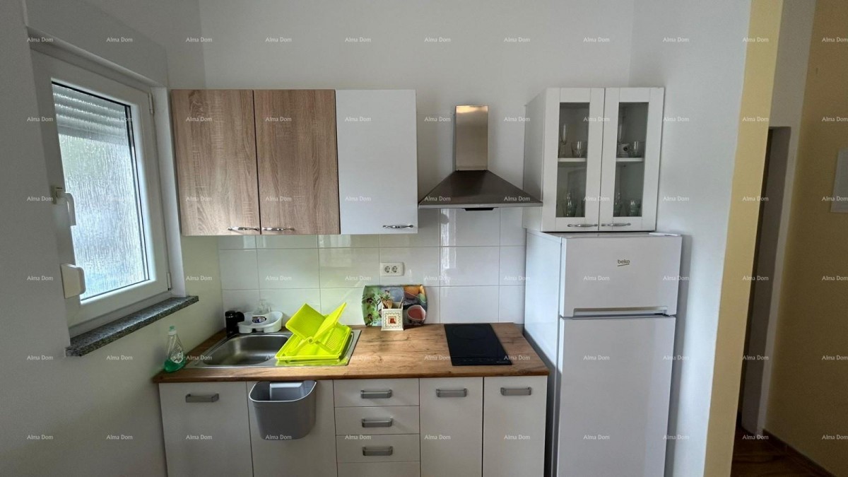 Pula Veli vrh. We are selling a house with multiple apartments and a swimming pool. 43