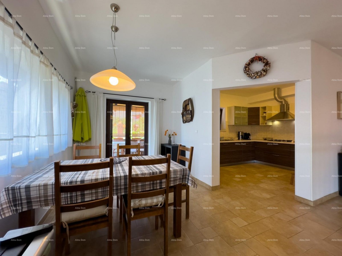 Bellissima casa con piscina a Pola, ideale per famiglie o investimento. 24