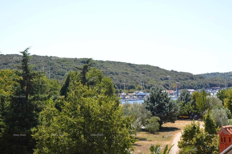 House with four separate apartments. 1 km to Verudela. 10