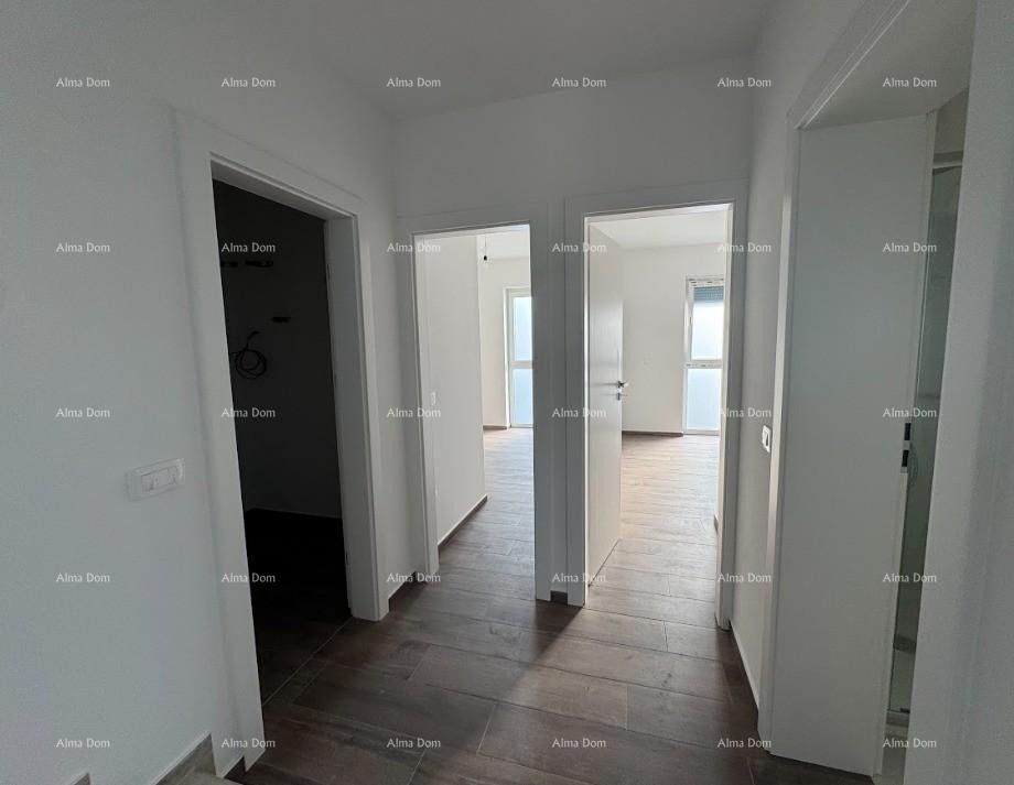 Luksuzni dvoetažni stan s pogledom na more i prostranom terasom u Zambratiji 8