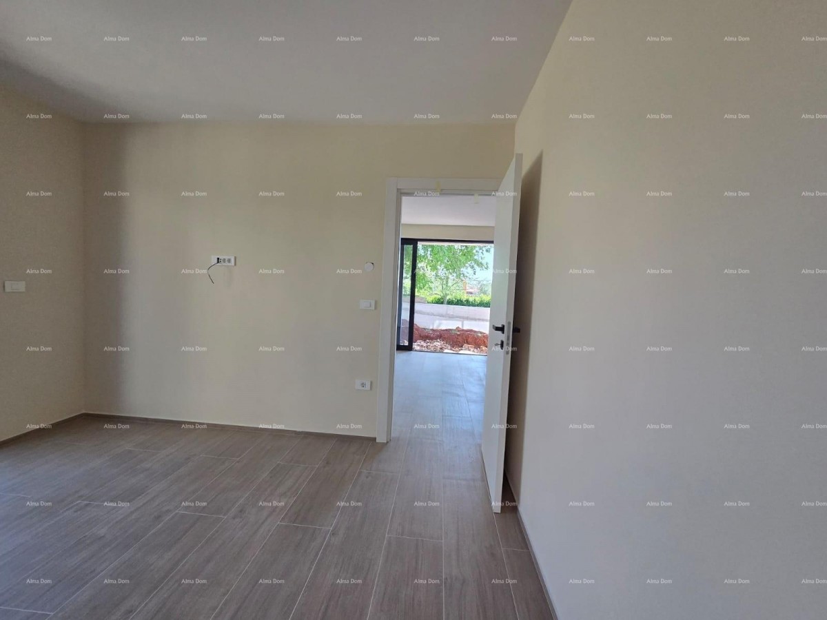 Dvosoban stan z velikim vrtom 100 metrov do obale. 30