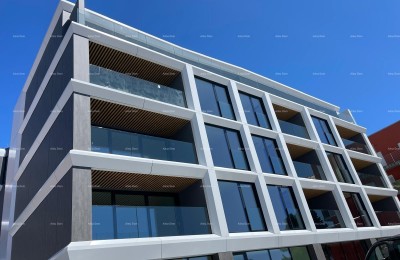 Prodaja stanova u stambeno-poslovnoj zgradi sa pogledom na more, centar Umaga! / S9