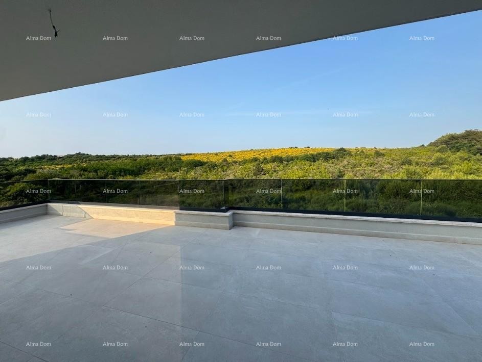 Luksuzni dvoetažni stan s pogledom na more i prostranom terasom u Zambratiji 15