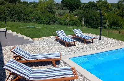 È in vendita una casa ad un piano con piscina nelle vicinanze di Marčana