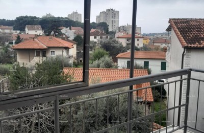 Vendita – Primo Piano di una Casa con Giardino e Parcheggio