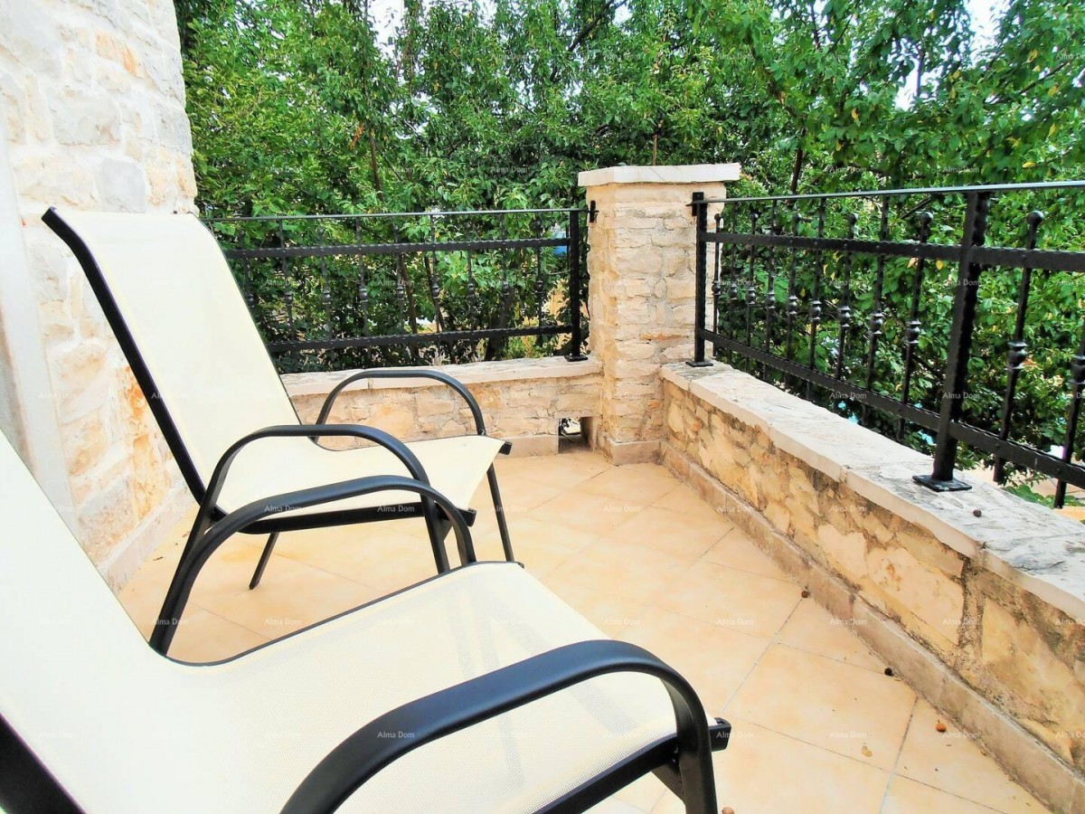 Marčana. Two stone houses with a swimming pool. 10