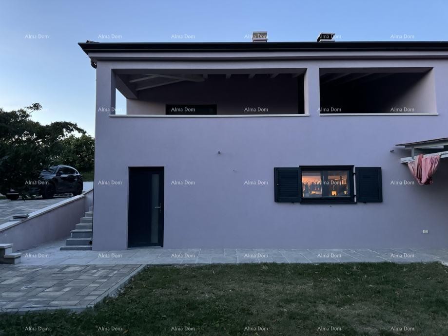 La bellissima proprietà in vendita è circondata da foreste e vigneti, con vista su Gračišće e Učka! 2