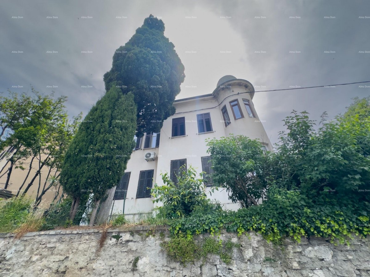 Sale of an apartment in the center with 4 residential units, Pula! 2