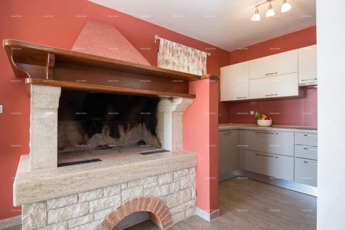 Fažana, detached house on a large plot of 1844 m2. View of the entire Fažana. 12