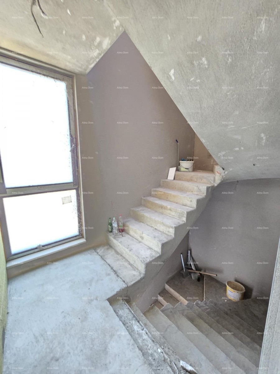 Prodaje se luksuzan stan u Medulinu,  strogi centar mjesta, par minuta lagane šetnje do rive i mora. 25