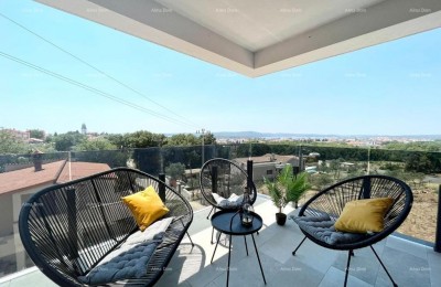 Современный дом с бассейном в Медулине