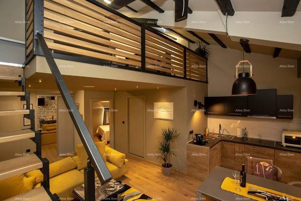 Vendita - Elegante appartamento su due piani nel centro storico della città, Rovigno! 1