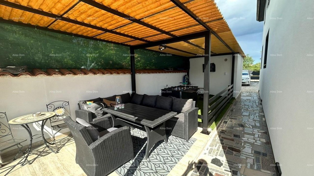 Pula Veli vrh. We are selling a house with multiple apartments and a swimming pool. 49