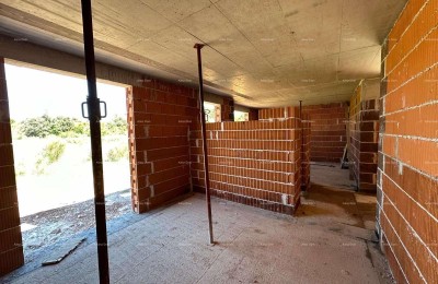 Nuovo progetto, Barbariga! Appartamento al piano terra con giardino e parcheggio, a 500 m dal mare