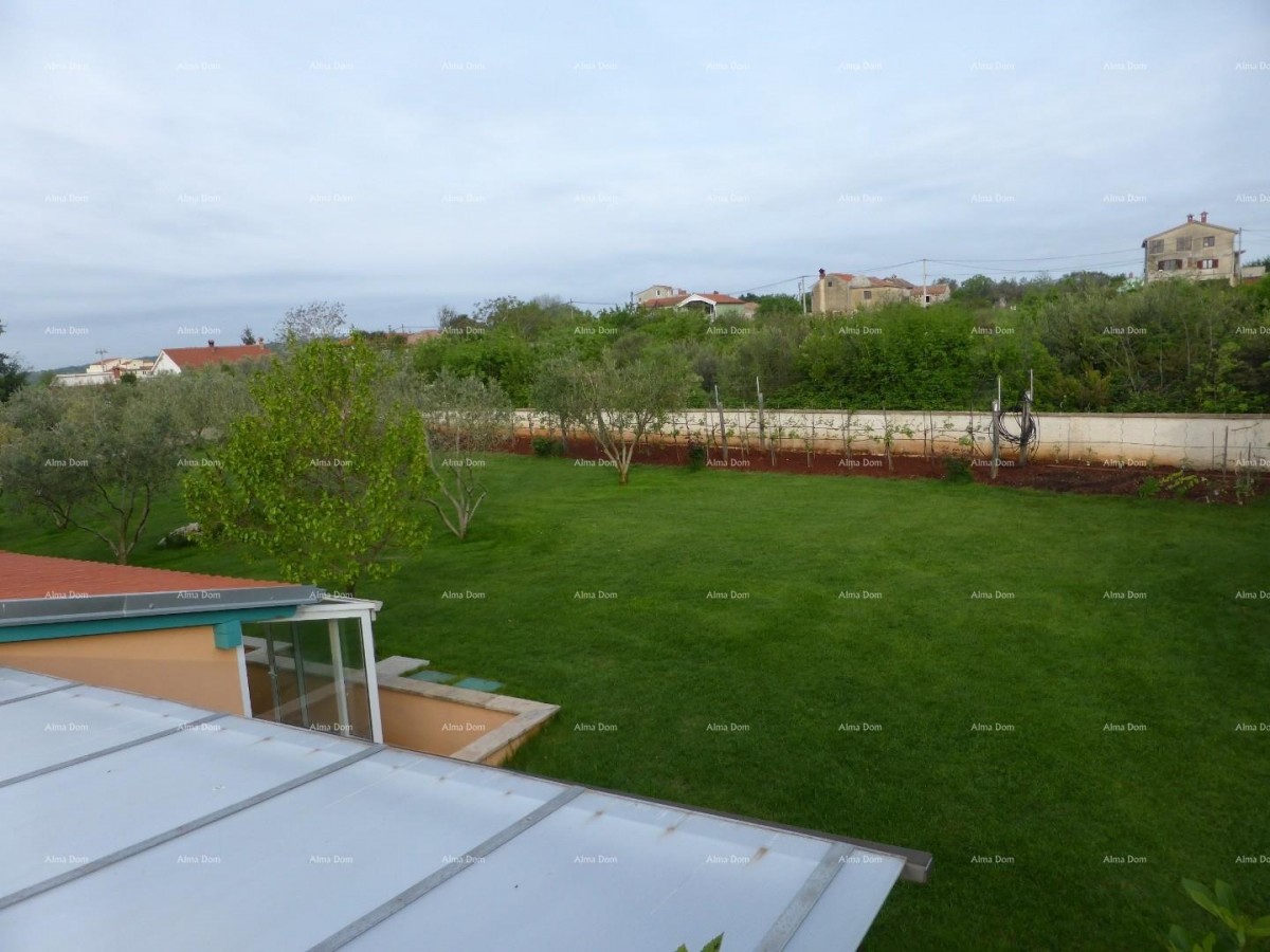 Prodaje se vila, blizina Marčane. 12